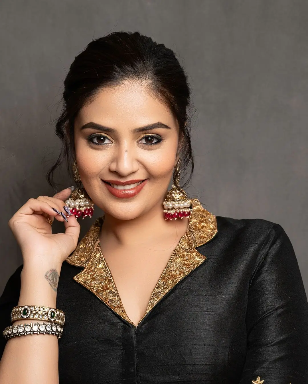 maa tv anchor sreemukhi in black lehenga choli